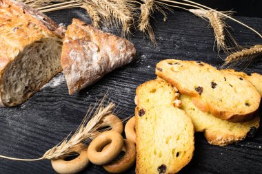 Kepekli ekmek üzerinden tam buğday, çavdar ve keten tohumu, buğday ve kuru üzüm ve zerdeçal, zeytin, simit ile bütün buğday bisküvi