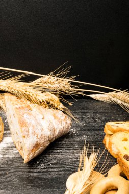 Kepekli ekmek üzerinden tam buğday, çavdar ve keten tohumu, buğday ve kuru üzüm ve zerdeçal, zeytin, simit ile bütün buğday bisküvi