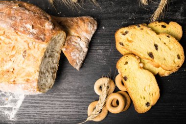 Kepekli ekmek üzerinden tam buğday, çavdar ve keten tohumu, buğday ve kuru üzüm ve zerdeçal, zeytin, simit ile bütün buğday bisküvi