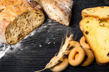 Kepekli ekmek üzerinden tam buğday, çavdar ve keten tohumu, buğday ve kuru üzüm ve zerdeçal, zeytin, simit ile bütün buğday bisküvi