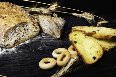 Kepekli ekmek üzerinden tam buğday, çavdar ve keten tohumu, buğday ve kuru üzüm ve zerdeçal, zeytin, simit ile bütün buğday bisküvi