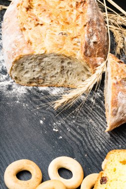 Kepekli ekmek üzerinden tam buğday, çavdar ve keten tohumu, buğday ve kuru üzüm ve zerdeçal, zeytin, simit ile bütün buğday bisküvi