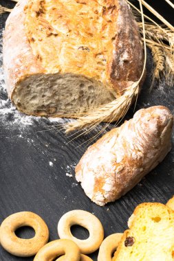 Kepekli ekmek üzerinden tam buğday, çavdar ve keten tohumu, buğday ve kuru üzüm ve zerdeçal, zeytin, simit ile bütün buğday bisküvi