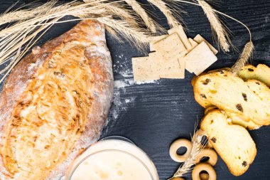 Kepekli ekmek üzerinden tam buğday, çavdar ve keten tohumu, buğday ve kuru üzüm ve zerdeçal, zeytin, simit bira bira ile bütün buğday bisküvi