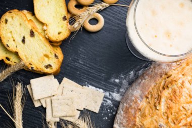 Kepekli ekmek üzerinden tam buğday, çavdar ve keten tohumu, buğday ve kuru üzüm ve zerdeçal, zeytin, simit bira bira ile bütün buğday bisküvi