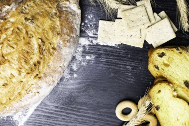 Kepekli ekmek üzerinden tam buğday, çavdar ve keten tohumu, buğday ve kuru üzüm ve zerdeçal, zeytin, simit ile bütün buğday bisküvi