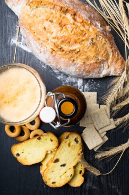 Kepekli ekmek üzerinden tam buğday, çavdar ve keten tohumu, buğday ve kuru üzüm ve zerdeçal, zeytin, simit bira bira ile bütün buğday bisküvi