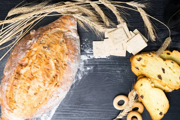 Kepekli ekmek üzerinden tam buğday, çavdar ve keten tohumu, buğday ve kuru üzüm ve zerdeçal, zeytin, simit ile bütün buğday bisküvi