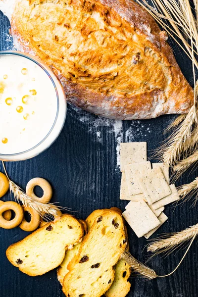 Kepekli ekmek üzerinden tam buğday, çavdar ve keten tohumu, buğday ve kuru üzüm ve zerdeçal, zeytin, simit bira bira ile bütün buğday bisküvi