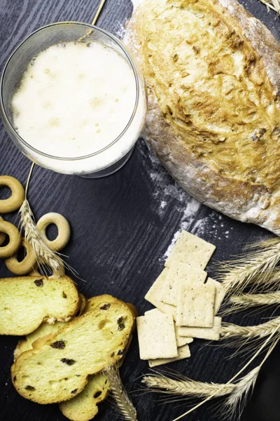 Kepekli ekmek üzerinden tam buğday, çavdar ve keten tohumu, buğday ve kuru üzüm ve zerdeçal, zeytin, simit bira bira ile bütün buğday bisküvi