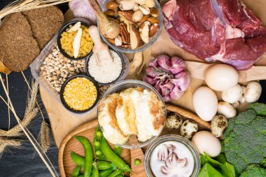 Doğal ürünler ve selenyum içeren ahtapot, ekmek, sığır eti, ıspanak, yumurta, peynir, brokoli, fındık, sarımsak, petrol, bezelye, malzemeler bean diyet lif ve mineraller sağlıklı beslenme kavramı