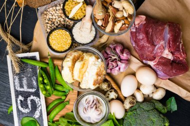 Doğal ürünler ve selenyum içeren ahtapot, ekmek, sığır eti, ıspanak, yumurta, peynir, brokoli, fındık, sarımsak, petrol, bezelye, malzemeler bean diyet lif ve mineraller sağlıklı beslenme kavramı