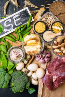 Doğal ürünler ve selenyum içeren ahtapot, ekmek, sığır eti, ıspanak, yumurta, peynir, brokoli, fındık, sarımsak, petrol, bezelye, malzemeler bean diyet lif ve mineraller sağlıklı beslenme kavramı