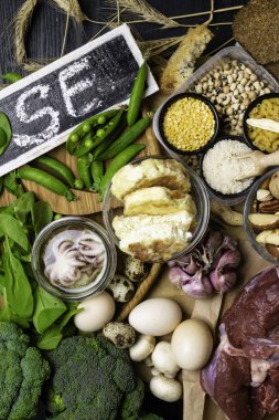 Doğal ürünler ve selenyum içeren ahtapot, ekmek, sığır eti, ıspanak, yumurta, peynir, brokoli, fındık, sarımsak, petrol, bezelye, malzemeler bean diyet lif ve mineraller sağlıklı beslenme kavramı