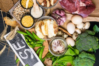 Doğal ürünler ve selenyum içeren ahtapot, ekmek, sığır eti, ıspanak, yumurta, peynir, brokoli, fındık, sarımsak, petrol, bezelye, malzemeler bean diyet lif ve mineraller sağlıklı beslenme kavramı