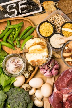 Doğal ürünler ve selenyum içeren ahtapot, ekmek, sığır eti, ıspanak, yumurta, peynir, brokoli, fındık, sarımsak, petrol, bezelye, malzemeler bean diyet lif ve mineraller sağlıklı beslenme kavramı