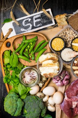 Doğal ürünler ve selenyum içeren ahtapot, ekmek, sığır eti, ıspanak, yumurta, peynir, brokoli, fındık, sarımsak, petrol, bezelye, malzemeler bean diyet lif ve mineraller sağlıklı beslenme kavramı