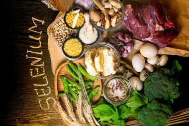 Doğal ürünler ve selenyum içeren ahtapot, ekmek, sığır eti, ıspanak, yumurta, peynir, brokoli, fındık, sarımsak, petrol, bezelye, malzemeler bean diyet lif ve mineraller sağlıklı beslenme kavramı