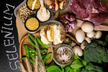 Doğal ürünler ve selenyum içeren ahtapot, ekmek, sığır eti, ıspanak, yumurta, peynir, brokoli, fındık, sarımsak, petrol, bezelye, malzemeler bean diyet lif ve mineraller sağlıklı beslenme kavramı