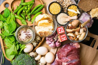 Doğal ürünler ve selenyum içeren ahtapot, ekmek, sığır eti, ıspanak, yumurta, peynir, brokoli, fındık, sarımsak, petrol, bezelye, malzemeler bean diyet lif ve mineraller sağlıklı beslenme kavramı