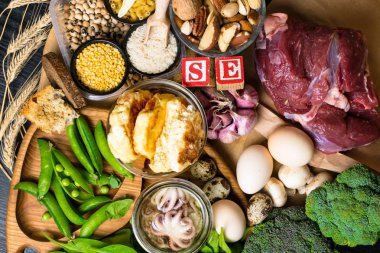 Doğal ürünler ve selenyum içeren ahtapot, ekmek, sığır eti, ıspanak, yumurta, peynir, brokoli, fındık, sarımsak, petrol, bezelye, malzemeler bean diyet lif ve mineraller sağlıklı beslenme kavramı