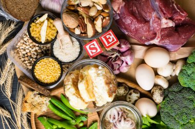 Doğal ürünler ve selenyum içeren ahtapot, ekmek, sığır eti, ıspanak, yumurta, peynir, brokoli, fındık, sarımsak, petrol, bezelye, malzemeler bean diyet lif ve mineraller sağlıklı beslenme kavramı