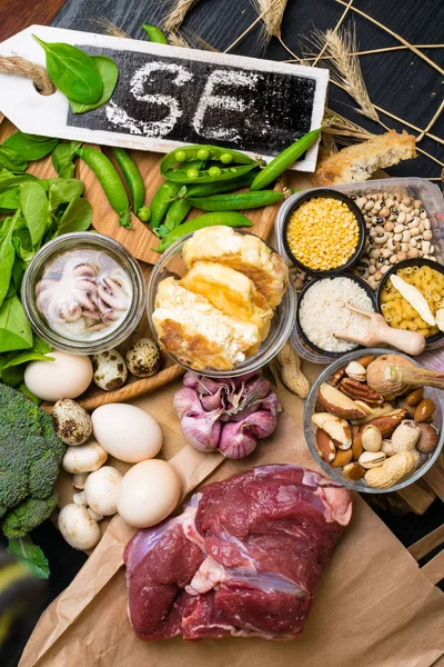 Doğal ürünler ve selenyum içeren ahtapot, ekmek, sığır eti, ıspanak, yumurta, peynir, brokoli, fındık, sarımsak, petrol, bezelye, malzemeler bean diyet lif ve mineraller sağlıklı beslenme kavramı