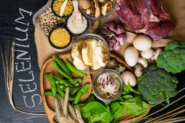 Doğal ürünler ve selenyum içeren ahtapot, ekmek, sığır eti, ıspanak, yumurta, peynir, brokoli, fındık, sarımsak, petrol, bezelye, malzemeler bean diyet lif ve mineraller sağlıklı beslenme kavramı