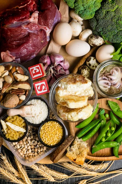 Doğal ürünler ve selenyum içeren ahtapot, ekmek, sığır eti, ıspanak, yumurta, peynir, brokoli, fındık, sarımsak, petrol, bezelye, malzemeler bean diyet lif ve mineraller sağlıklı beslenme kavramı