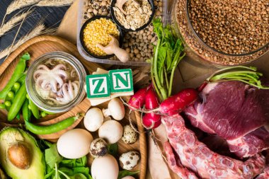 Gıdalar yüksek çinko ahtapot, sığır eti, karabuğday, sarı peynir, ıspanak, avokado, bezelye, mantar, fasulye olarak içinde turp yumurta ile yazıt sağlıklı diyet gıda üstten görünüm