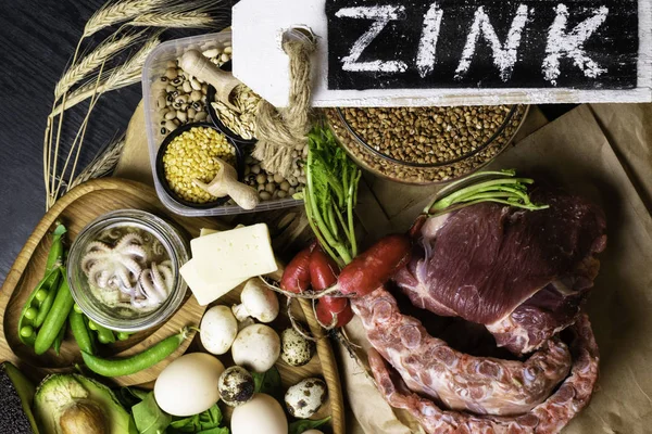 Gıdalar yüksek çinko ahtapot, sığır eti, karabuğday, sarı peynir, ıspanak, avokado, bezelye, mantar, fasulye olarak içinde turp yumurta ile yazıt sağlıklı diyet gıda üstten görünüm