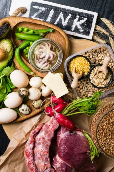 Gıdalar yüksek çinko ahtapot, sığır eti, karabuğday, sarı peynir, ıspanak, avokado, bezelye, mantar, fasulye olarak içinde turp yumurta ile yazıt sağlıklı diyet gıda üstten görünüm