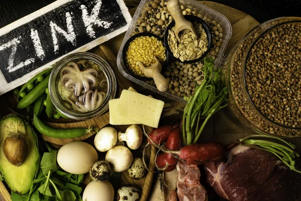 Gıdalar yüksek çinko ahtapot, sığır eti, karabuğday, sarı peynir, ıspanak, avokado, bezelye, mantar, fasulye olarak içinde turp yumurta ile yazıt sağlıklı diyet gıda üstten görünüm