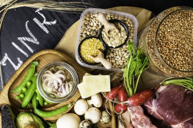 Gıdalar yüksek yağ, sığır eti, karabuğday, sarı peynir, ıspanak, avokado, bezelye, mantar, fasulye içinde ahtapot olarak çinko içinde turp yumurta ile yazıt sağlıklı diyet gıda üstten görünüm