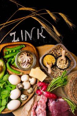 Gıdalar yüksek yağ, sığır eti, karabuğday, sarı peynir, ıspanak, avokado, bezelye, mantar, fasulye içinde ahtapot olarak çinko içinde turp yumurta ile yazıt sağlıklı diyet gıda üstten görünüm