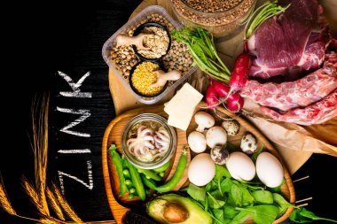 Gıdalar yüksek yağ, sığır eti, karabuğday, sarı peynir, ıspanak, avokado, bezelye, mantar, fasulye içinde ahtapot olarak çinko içinde turp yumurta ile yazıt sağlıklı diyet gıda üstten görünüm