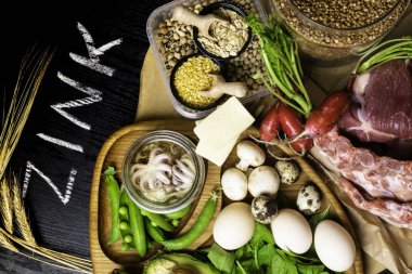 Gıdalar yüksek yağ, sığır eti, karabuğday, sarı peynir, ıspanak, avokado, bezelye, mantar, fasulye içinde ahtapot olarak çinko içinde turp yumurta ile yazıt sağlıklı diyet gıda üstten görünüm