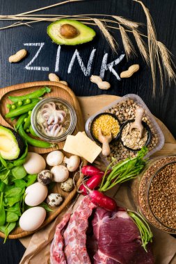 Gıdalar yüksek yağ, sığır eti, karabuğday, sarı peynir, ıspanak, avokado, bezelye, mantar, fasulye içinde ahtapot olarak çinko içinde turp yumurta ile yazıt sağlıklı diyet gıda üstten görünüm