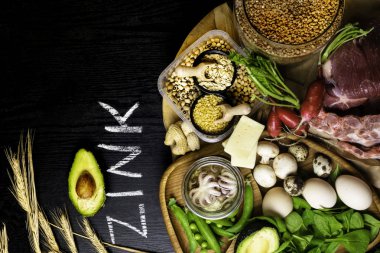 Gıdalar yüksek yağ, sığır eti, karabuğday, sarı peynir, ıspanak, avokado, bezelye, mantar, fasulye içinde ahtapot olarak çinko içinde turp yumurta ile yazıt sağlıklı diyet gıda üstten görünüm