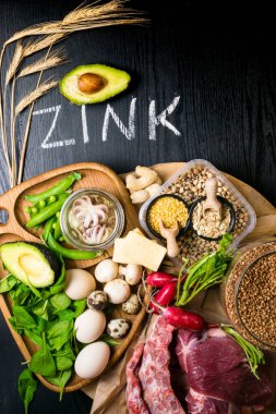 Gıdalar yüksek yağ, sığır eti, karabuğday, sarı peynir, ıspanak, avokado, bezelye, mantar, fasulye içinde ahtapot olarak çinko içinde turp yumurta ile yazıt sağlıklı diyet gıda üstten görünüm