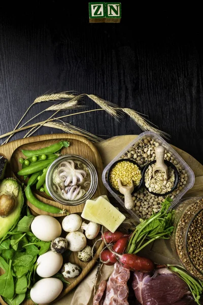 Gıdalar yüksek yağ, sığır eti, karabuğday, sarı peynir, ıspanak, avokado, bezelye, mantar, fasulye içinde ahtapot olarak çinko içinde turp yumurta ile yazıt sağlıklı diyet gıda üstten görünüm