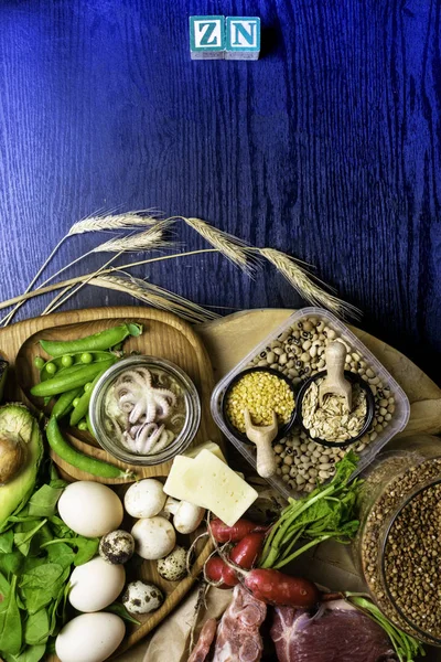 Gıdalar yüksek yağ, sığır eti, karabuğday, sarı peynir, ıspanak, avokado, bezelye, mantar, fasulye içinde ahtapot olarak çinko içinde turp yumurta ile yazıt sağlıklı diyet gıda üstten görünüm