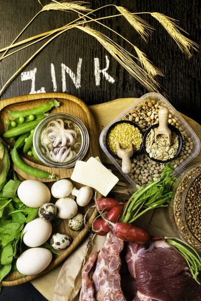 Gıdalar yüksek yağ, sığır eti, karabuğday, sarı peynir, ıspanak, avokado, bezelye, mantar, fasulye içinde ahtapot olarak çinko içinde turp yumurta ile yazıt sağlıklı diyet gıda üstten görünüm