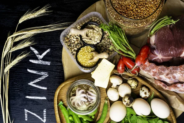 Gıdalar yüksek yağ, sığır eti, karabuğday, sarı peynir, ıspanak, avokado, bezelye, mantar, fasulye içinde ahtapot olarak çinko içinde turp yumurta ile yazıt sağlıklı diyet gıda üstten görünüm