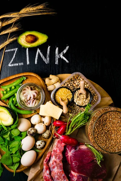 Gıdalar yüksek yağ, sığır eti, karabuğday, sarı peynir, ıspanak, avokado, bezelye, mantar, fasulye içinde ahtapot olarak çinko içinde turp yumurta ile yazıt sağlıklı diyet gıda üstten görünüm