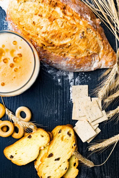 Kepekli ekmek üzerinden tam buğday, çavdar ve keten tohumu, buğday ve kuru üzüm ve zerdeçal, zeytin, simit bira bira ile bütün buğday bisküvi