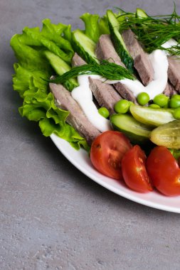 haşlanmış sebze domates salatalık marul bezelye mayonezli diliyle