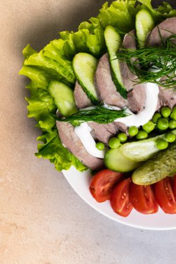 haşlanmış sebze domates salatalık marul bezelye mayonezli diliyle