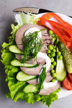 haşlanmış sebze domates salatalık marul bezelye mayonezli diliyle