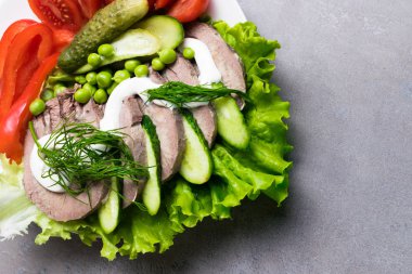 haşlanmış sebze domates salatalık marul bezelye mayonezli diliyle